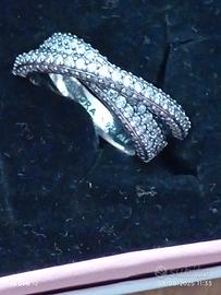 Pandora anello pavé fascia intrecciata 