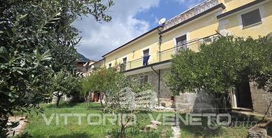 Villa di 311 m² con più di 5 locali e box auto a S
