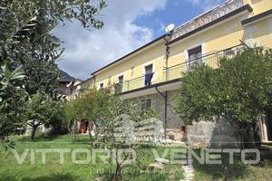 Villa di 311 m² con più di 5 locali e box auto a S