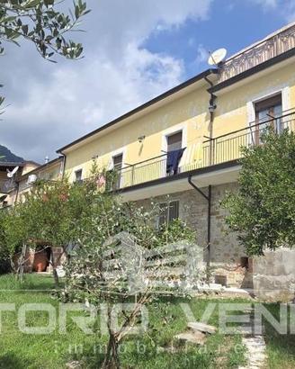 Villa di 311 m² con più di 5 locali e box auto a S