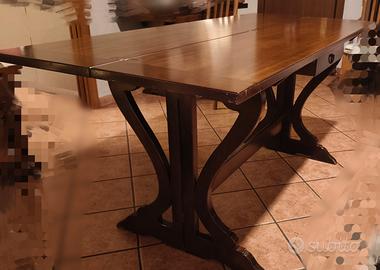 Tavolo consolle di legno con cassetto.