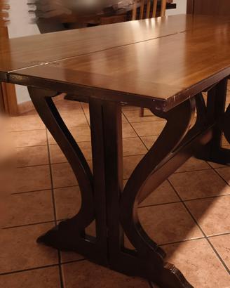 Tavolo consolle di legno con cassetto.