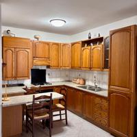 Cucina con penisola ed elettrodomestici 