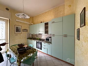 CUCINA + TAVOLO CON 4 sedie