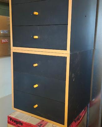 Cubi componibili neri con profilo in faggio
