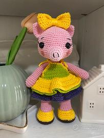 Maialina amigurumi fatta a mano con vestitino