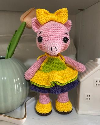 Maialina amigurumi fatta a mano con vestitino
