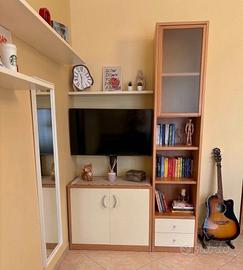 Parete tv con mobile e scaffale verticale