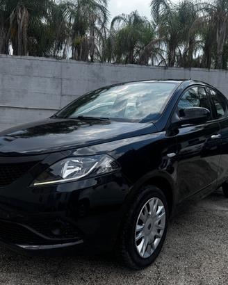 Lancia Ypsilon 1.0 FireFly 5 porte S&S Hybrid Albe