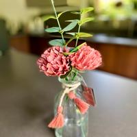 Composizione floreale rosa in vaso trasparente