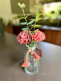 Composizione floreale rosa in vaso trasparente