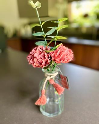 Composizione floreale rosa in vaso trasparente
