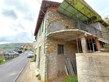 Rustico / Casale di 95 m² con 5 locali e box auto 