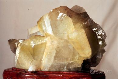 Cristallo di Calcite Miele su basamento in  legno