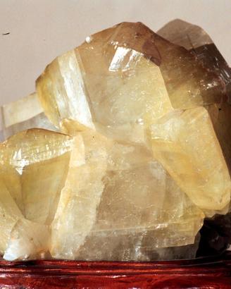 Cristallo di Calcite Miele su basamento in  legno