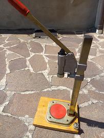 Tappatrice per tappi a corona