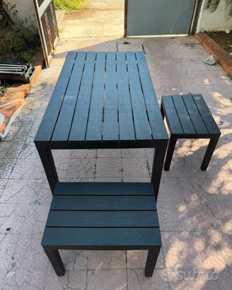 Tavolo e sgabelli
