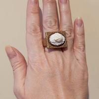 Anello in bronzo con cammeo