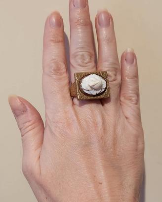 Anello in bronzo con cammeo