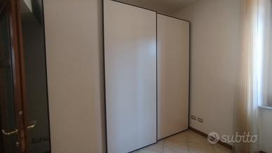 Camera da letto matrimoniale marrone scuro