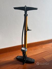 Pompa da terra per bicicletta marca Areo