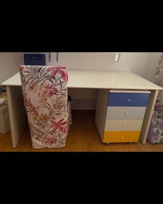 Scrivania con cassettiera per cameretta