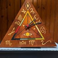 Orologio in legno di radica con segni zodiacali
