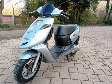 Scooter 2000 Aprilia Sonic 50 no passaggio