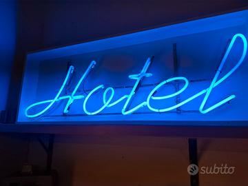 Insegna neon Hotel anni 60