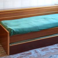 Mobile contenitore con 2 letti, materassi e comod.