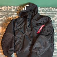 Bomber nero con cappuccio alpha industries