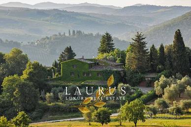 Rustico / Casale di 1000 m² con più di 5 locali a 