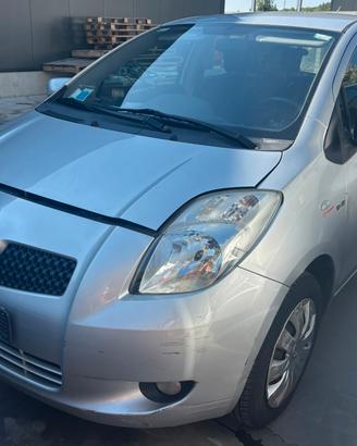 TOYOTA YARIS per ricambi usati