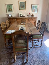 Sala da pranzo completa con due credenze