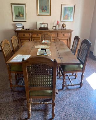 Sala da pranzo completa con due credenze