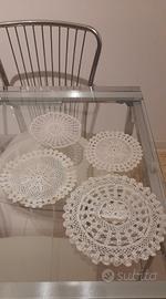 4 centrini rotondi fatti all' uncinetto  bianco