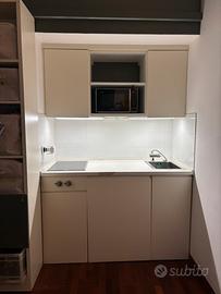 Cucina con piastre induzione e frigo