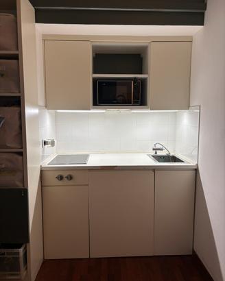 Cucina con piastre induzione e frigo