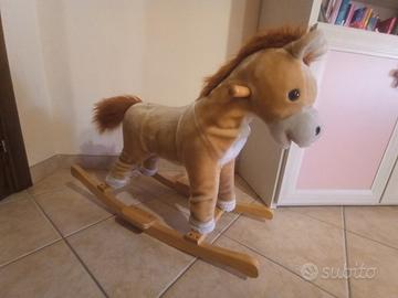 Cavallo a dondolo con suoni 