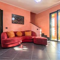 Villa di recente costruzione con cortile su tre la