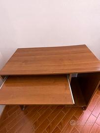 Scrivania con cassetto estraibile e rotelle