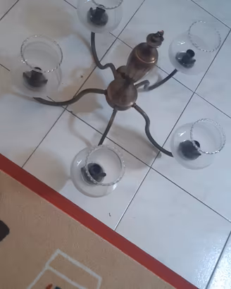 Lampadario e quadri 