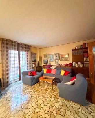 Appartamento di 128 m² con 5 locali e box auto a V
