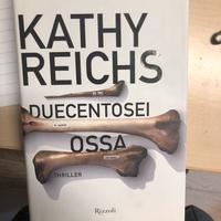 Libro Ducentosei Ossa Kathy Reichs