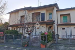 VILLA A SCHIERA CENTRALE A BAGNARA DI ROMAGNA