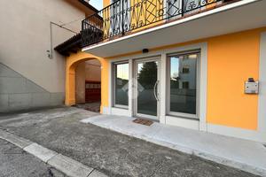 NEGOZIO A MERETO DI TOMBA