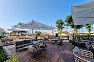 Bar con grande terrazza