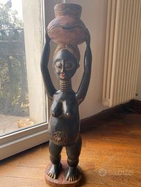 Statua Luba africana, portatrice di ciotola