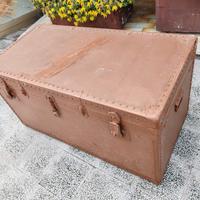baule antico in legno marrone 