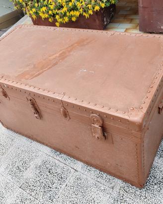 baule antico in legno marrone 